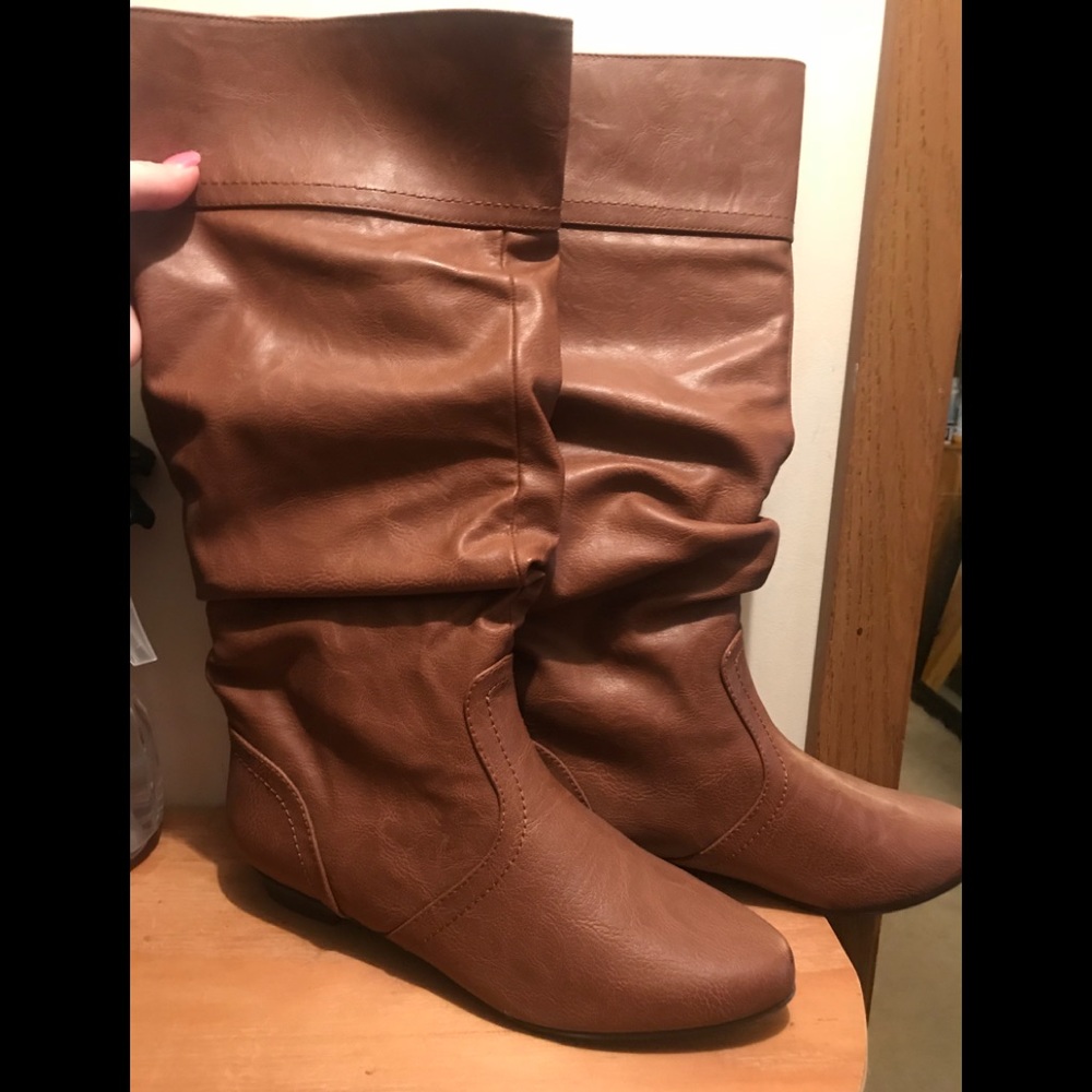Cute brown boots!
